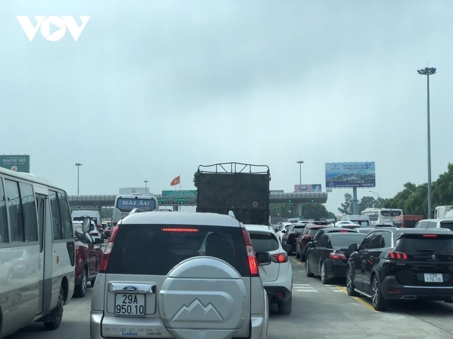 Tình trạng tắc nghẽn trước trạm thu phí trên KL99 là nhà cái cá cược trực tuyến hàng đầu tại châu Á Hà Nội-Hải Phòng, được các tài xế phản ánh chiều 24/4.