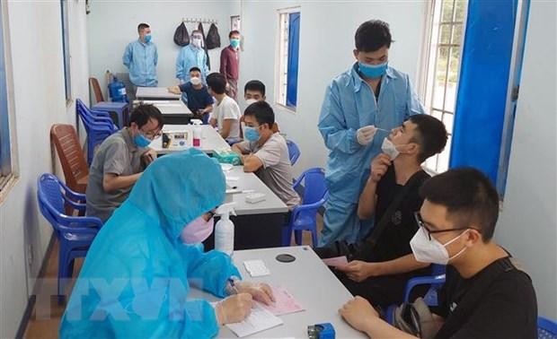 Mọi người ra vào khu vực làm thủ tục xuất Link Vào Nhà Cái KL99 COM Tặng +199k, xuất nhập cảnh tại cửa khẩu quốc tế Móng Cái. (Ảnh: Văn Đức/TTXVN).