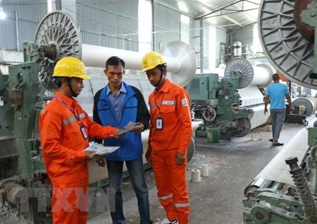 Công nhân Tổng Công ty Điện lực Hà Nội tuyên truyền tiết kiệm điện, sử dụng điện an toàn và hiệu quả cho các hộ Kl994 nhà cái bóng đá world cup trên địa bàn huyện Thanh Oai. (Ảnh: Ngọc Hà/TTXVN).