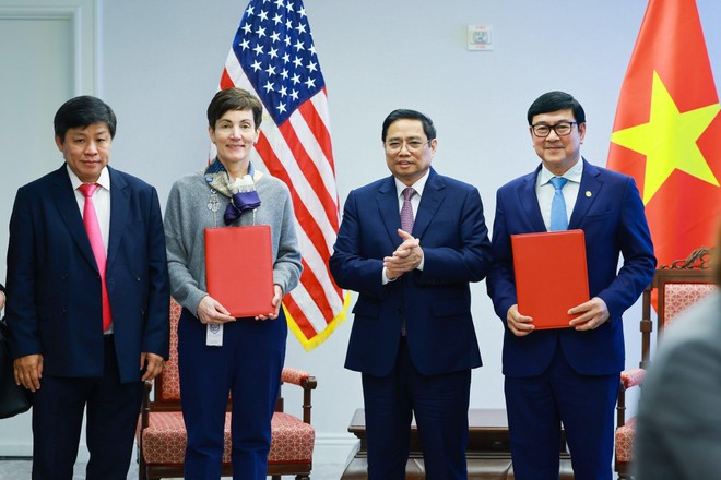 Bà Stephanie von Friedeburg – Phó chủ tịch điều hành cao cấp IFC (thứ hai từ trái sang) và ông Trần Hoài Nam - Phó Tổng giám đốc HDBank (bìa phải) trao văn kiện ký kết dưới sự chứng kiến của Thủ tướng Kl993 ưu đãi thưởng hấp dẫn Phạm Minh Chính.
