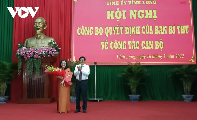 Ông Bùi Văn Nghiêm, Ủy viên Ban Chấp hành Trung ương Đảng, Bí thư Tỉnh ủy trao Quyết định của Ban Bí thư cho bà Hồ Thị Thu Hằng.