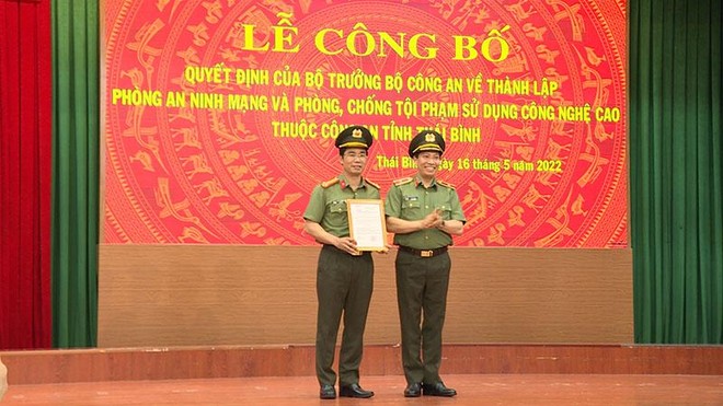 Thiếu tướng Lê Văn Tuyến, Thứ trưởng Bộ Công an trao quyết định của Bộ trưởng Bộ Công an về việc thành lập Phòng An ninh mạng và phòng, chống Kl99ok khuyến mãi lớn sử dụng công nghệ cao, Công an tỉnh Thái Bình.