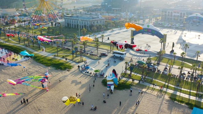 Novaland đang cùng với các thành viên trong hệ sinh thái NovaGroup lấp đầy các đô thị quy mô lớn của Kl994 game bài casino hấp dẫn với các tiện ích đa dạng (Ảnh: công viên Miami Bikini Beach thu hút đông đảo du khách tại Đô thị du lịch NovaWorld Phan Thiet quy mô 1,000ha)