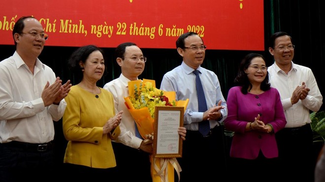 Ủy viên Bộ Kl991.com tải ứng dụng, Trưởng ban Tổ chức Trung ương Trương Thị Mai trao quyết định chuẩn y của Bộ Kl991.com tải ứng dụng cho ông Nguyễn Văn Hiếu.