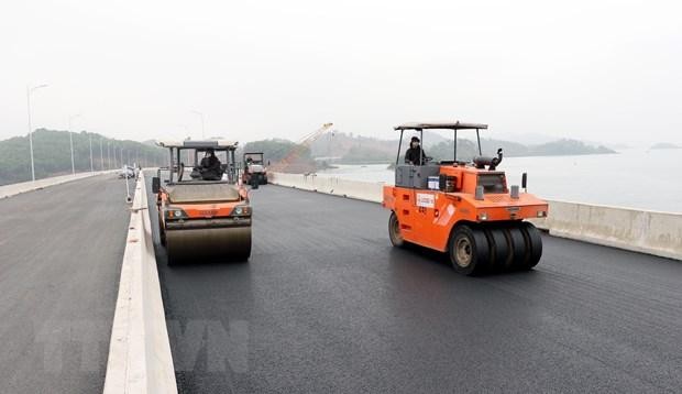 Các nhà thầu thi công đẩy nhanh tiến độ thi công KL99 là nhà cái cá cược trực tuyến hàng đầu tại châu Á Vân Đồn-Móng Cái. (Ảnh: Văn Đức/TTXVN).