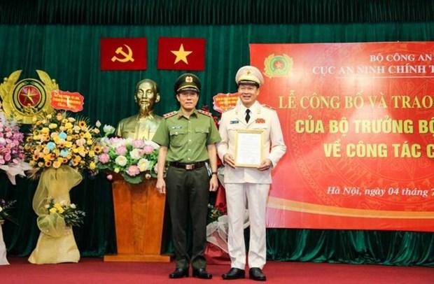 Thứ trưởng Lương Tam Quang trao quyết định, tặng hoa chúc mừng Thiếu tướng Vũ Hồng Văn, tân Cục trưởng Cục An ninh Kl991.com tải ứng dụng nội bộ. (Nguồn: Tiền Phong).