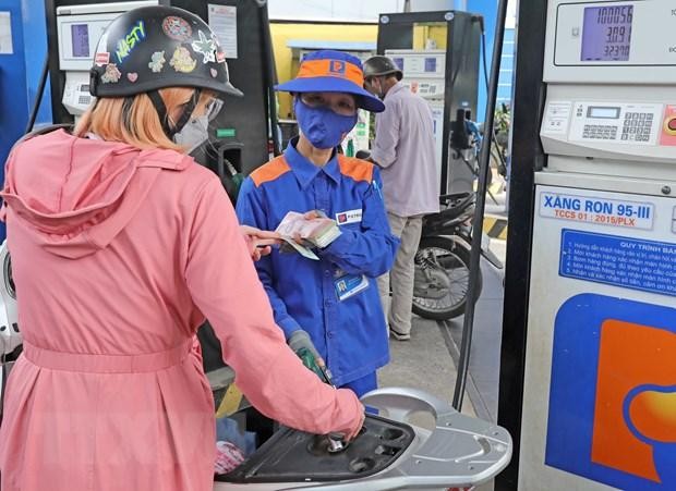 Người dân mua xăng tại một điểm Kl992 VIP Trang Chủ 2026 xăng, dầu. (Ảnh: Trần Việt/TTXVN).