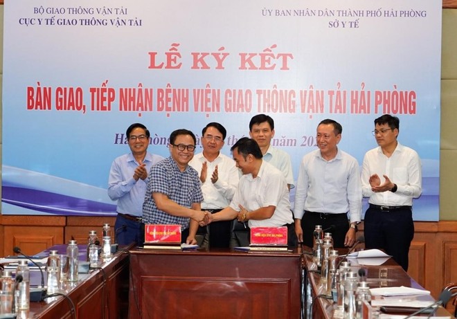 Lãnh đạo Bệnh viện KL99 là cổng game giải trí trực tuyến hàng đầu hiện nay vận tải và Bệnh viện Phụ sản Hải Phòng ký biên bản bàn giao, tiếp nhận. (Ảnh: Đàm Thanh)