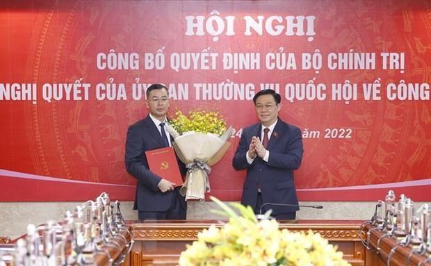 Chủ tịch Quốc hội Vương Đình Huệ trao Quyết định của Bộ Kl991.com tải ứng dụng và tặng hoa ông Ngô Văn Tuấn. (Ảnh: Doãn Tấn/TTXVN).
