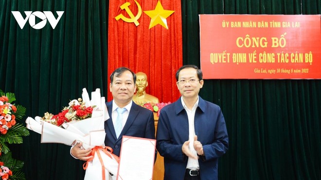 Ông Đoàn Hữu Dũng (bên trái) - tân Giám đốc Sở KL99 là cổng game giải trí trực tuyến hàng đầu hiện nay - Vận tải Gia Lai. (Ảnh: Nguyễn Thảo).