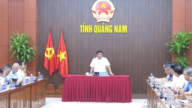 Bộ trưởng Bộ Kế hoạch và Kl99ok phiên bản mới Nguyễn Chí Dũng, Tổ trưởng Tổ công tác số 5 của Kl993 ưu đãi thưởng hấp dẫn về đôn đốc giải ngân vốn Kl99ok phiên bản mới công làm việc với tỉnh Quảng Nam trong tháng 7/2022..