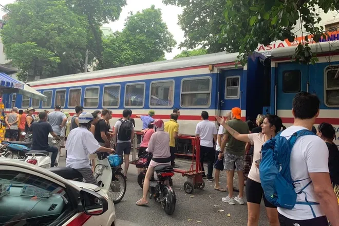 Sự việc khiến đoàn tàu khách Lào Cai - Hà Nội phải dừng lại gây ùn tắc KL99 là cổng game giải trí trực tuyến hàng đầu hiện nay (Ảnh: CTV).