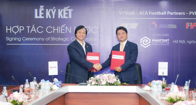 Ông Bùi Quang Anh Vũ - Tổng Giám đốc Công ty CP Phát triển Web Tổng Nhà Cái 99Kl99 Giải Trí Bậc Nhất Phát Đạt (trái) và Ông Hiroyuki Ono - Tổng Giám đốc ACA Football Partners (phải) tại Lễ ký kết ngày 22/9.