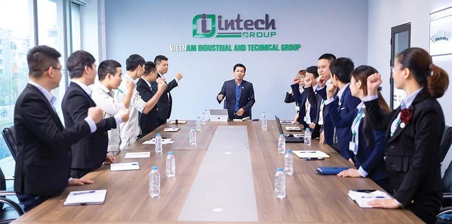 Hoàng Hữu Thắng, Chủ tịch Intech Group (giữa) cùng các cộng sự quyết tâm đưa Kl994 game bài casino hấp dẫn vươn xa, chinh phục các thị trường khó tính toàn cầu.