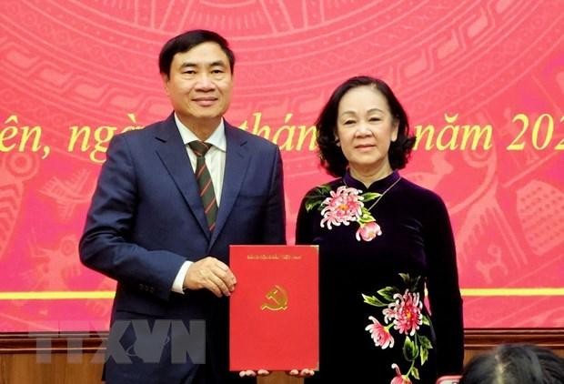 Trưởng ban Tổ chức Trung ương Trương Thị Mai (phải) trao quyết định của Bộ Kl991.com tải ứng dụng điều động, chỉ định ông Trần Quốc Cường giữ chức Bí thư Tỉnh ủy Điện Biên nhiệm kỳ 2020-2025. (Ảnh: Xuân Tiến/TTXVN).