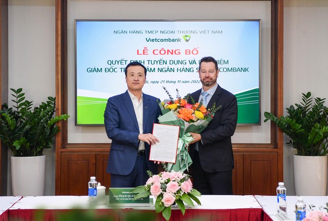 Ông Phạm Quang Dũng, Chủ tịch HĐQT Vietcombank (bên trái) trao quyết định và tặng hoa chúc mừng tân Giám đốc Trung tâm Link Vào Nhà Cái KL99 COM Tặng +199k số Vietcombank.