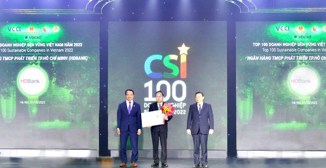 Ông Trần Hoài Phương- Giám đốc Khối Khách hàng Kl991.com World Cup 2026 Chính Thức HDBank- đại diện HDBank- nhận giải.