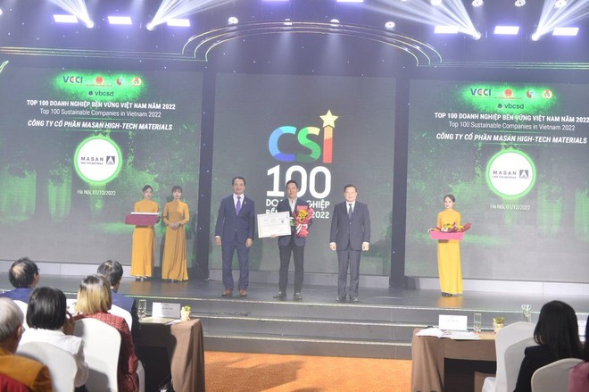 Đại diện Masan High-Tech Materials nhận giải thưởng Top 100 Kl991.com World Cup 2026 Chính Thức bền vững VN 2022.