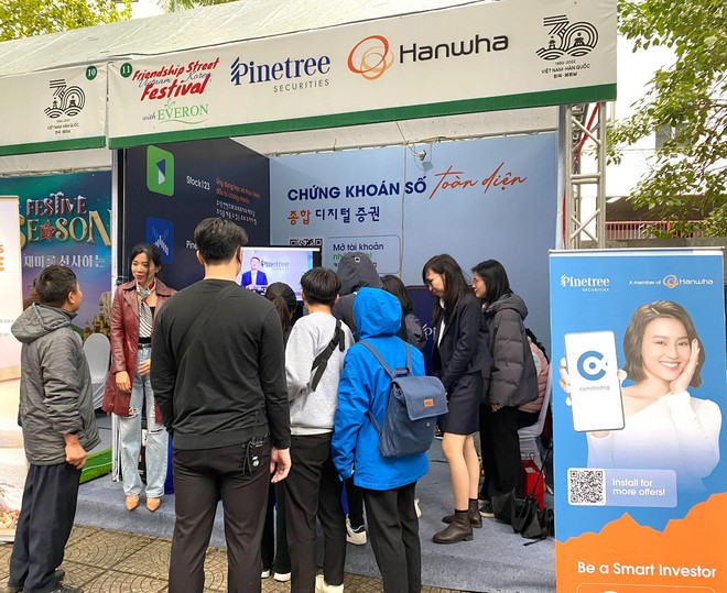 Các bạn trẻ tò mò khi gian hàng 99Kl99 link đăng nhập xuất hiện tại một sự kiện văn hóa.