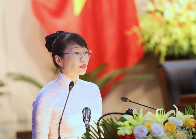 Bà Trần Thị Thanh Tâm, Giám đốc Sở Kế hoạch và Kl99ok phiên bản mới Đà Nẵng trả lời các câu hỏi của đại biểu.