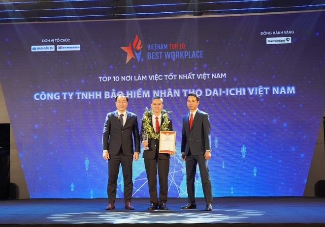 Ông Ngô Việt Phương – Phó tổng giám đốc Kl992 VIP Trang Chủ 2026 Dai-ichi Life Việt Nam (giữa), nhận giải thưởng “Top 10 Nơi làm việc tốt nhất Việt Nam”