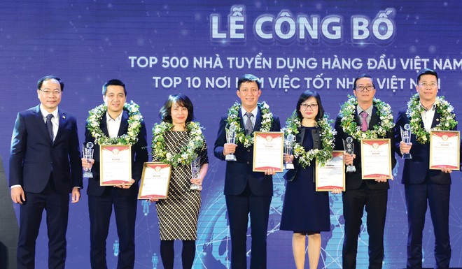 Ban tổ chức trao cúp và chứng nhận cho đại diện 10 Kl991.com World Cup 2026 Chính Thức lọt Top 10 nơi làm việc tốt nhất Việt Nam năm 2022.