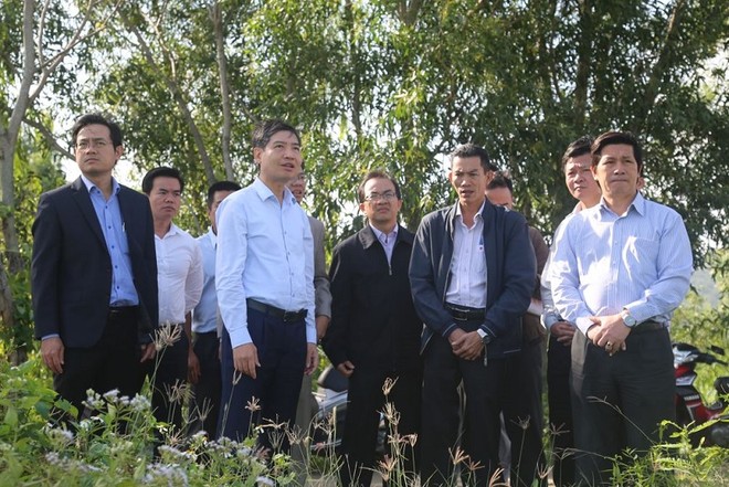 Ông Tạ Anh Tuấn, Chủ tịch UBND tỉnh Phú Yên (thứ 2 từ trái sang, hàng ngoài) tại buổi kiểm tra thực địa Dự án KL99 là nhà cái cá cược trực tuyến hàng đầu tại châu Á tại huyện Tuy An ngày 24/10. Ảnh: Ngọc Hoàng.