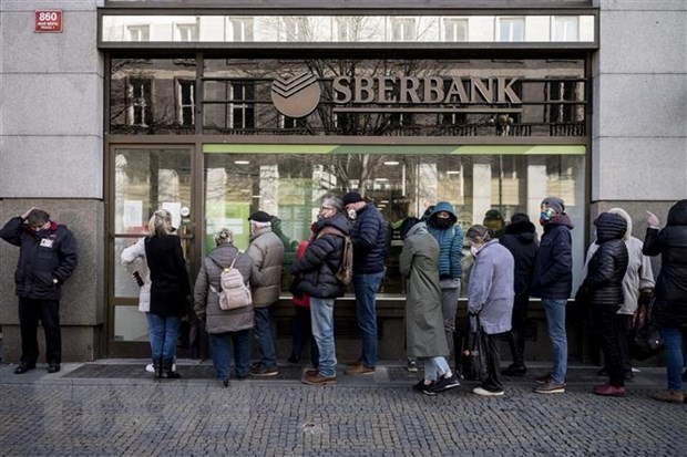 Người dân xếp hàng bên ngoài chi nhánh Link Vào Nhà Cái KL99 COM Tặng +199k Sberbank của Nga tại Prague, Cộng hòa Séc năm 2022. (Ảnh: AFP/TTXVN)