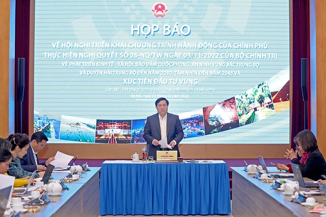 Thứ trưởng Bộ Kế hoạch và Kl99ok phiên bản mới Trần Duy Đông thông tin về các nội dung của hội nghị tại buổi họp báo ngày 1/2. (Ảnh: Đức Trung)