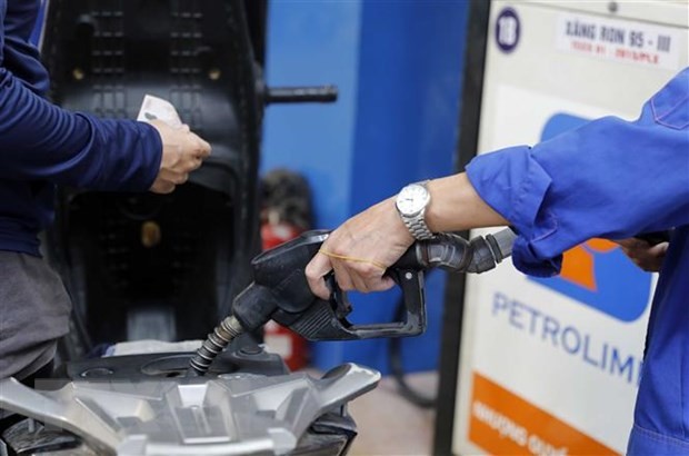 Mua, bán xăng tại một điểm Kl992 VIP Trang Chủ 2026 xăng, dầu của Petrolimex ở Hà Nội. (Ảnh: Trần Việt/TTXVN)