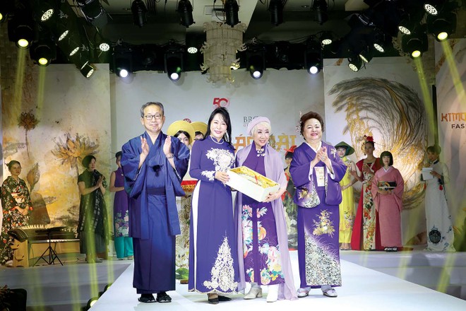 Ban Tổ chức và khách mời nhận quà lưu niệm từ chương trình Kimono - Aodai Fashion Show. Từ trái qua phải: Ngài Yamada Takio, Đại sứ đặc mệnh toàn quyền Nhật Bản tại Việt Nam; bà Mori Masako, Cố vấn đặc biệt của Thủ tướng Nhật Bản; bà Kobayashi Eiko, nhà thiết kế và nhà sáng lập của Be-Japon; bà Nguyễn Thị Nga, Chủ tịch Kl994 game bài casino hấp dẫn BRG.
