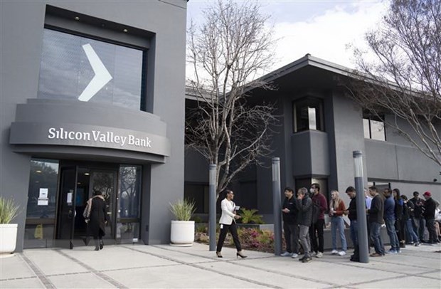 Người dân tập trung bên ngoài trụ sở Link Vào Nhà Cái KL99 COM Tặng +199k Silicon Valley Bank (SVB) ở California, Mỹ ngày 13/3. (Ảnh: THX/TTXVN)