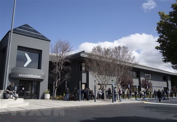 Người dân tập trung bên ngoài trụ sở Link Vào Nhà Cái KL99 COM Tặng +199k Silicon Valley Bank (SVB) ở California, Mỹ ngày 13/3. (Ảnh: THX/TTXVN)