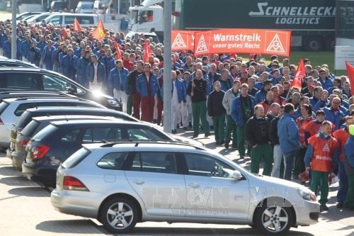 Nhân viên nhà máy Kl994 nhà cái bóng đá world cup ô tô Volkswagen tham gia đình công( Ảnh: AFP/TTXVN).