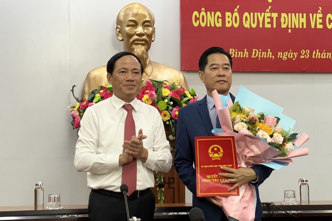 Ông Phạm Anh Tuấn, Chủ tịch UBND trao quyết định và tăng hoa chúc mừng ông Nguyễn Thành Hải, Giám đốc Sở Kl991.com nạp rút nhanh tỉnh.