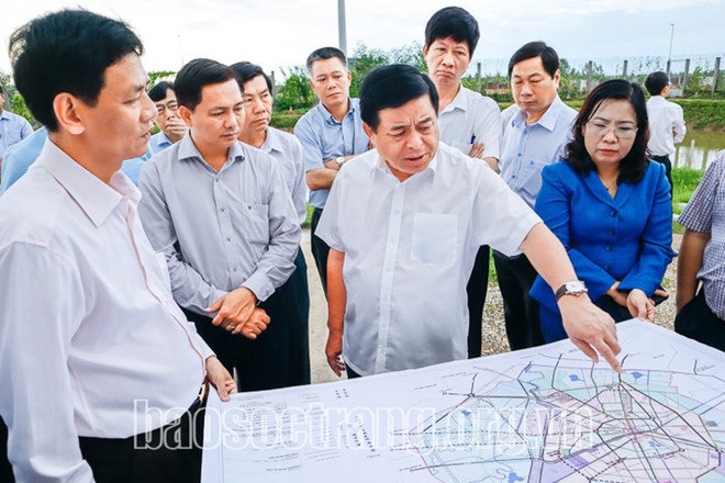 Bộ trưởng Bộ Kế hoạch và Kl99ok phiên bản mới Nguyễn Chí Dũng (giữa) kiểm tra tiến độ các dự án KL99 là cổng game giải trí trực tuyến hàng đầu hiện nay trọng điểm trên địa bàn tỉnh Sóc Trăng (ảnh: Báo Sóc Trăng online).
