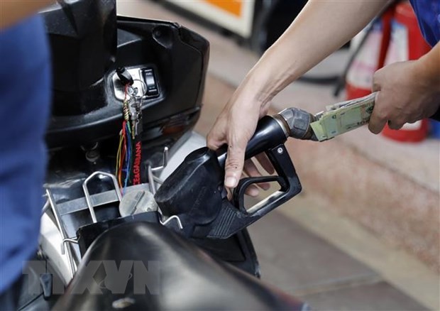Mua bán xăng tại một điểm Kl992 VIP Trang Chủ 2026 xăng, dầu trên địa bàn quận Hai Bà Trưng, Hà Nội. (Ảnh: Trần Việt/TTXVN).