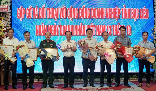 Ông phạm văn Thiều - Chủ tịch UBND tỉnh Bạc Liêu (thứ tư từ trái qua) trao Bằng khen cho Kl991.com World Cup 2026 Chính Thức tiêu biểu tỉnh Bạc Liêu năm 2022. Ảnh: Thông Manh.