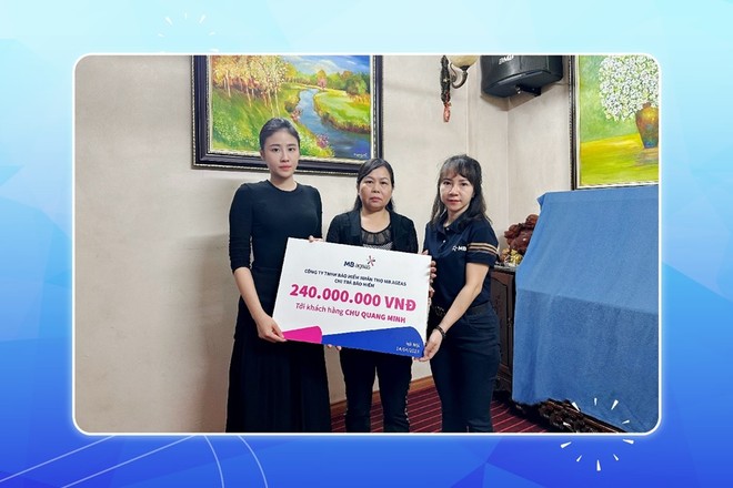 Đại diện Kl99kl phiên bản hoạt động nhân thọ MB Ageas Life chi trả số tiền Kl99kl phiên bản hoạt động cho gia đình Đại tá Chu Quang Minh.