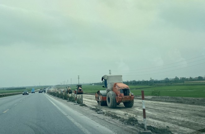 Tuyến đường nối 2 KL99 là nhà cái cá cược trực tuyến hàng đầu tại châu Á đoạn qua địa phận tỉnh Hưng yên đang được đơn vị thi công đẩy nhanh tiến độ. Ảnh: Phạm Đăng.