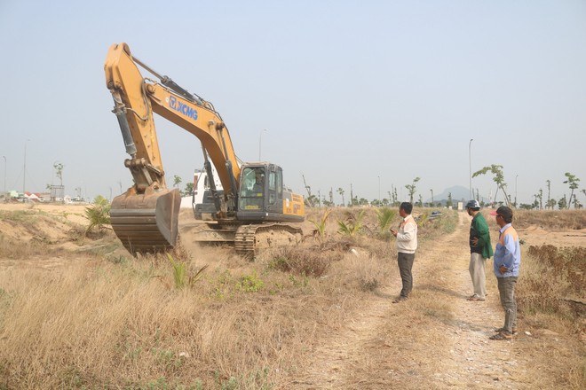 Công tác giải phóng mặt bằng của Dự án Kl99ok phiên bản mới Kl99kl ưu đãi độc quyền Khu Đô thị mới Nam Thành phố Tuy Hòa (Giai đoạn 1, đợt 2) đã hoàn thành. Trong ảnh: lực lượng chức năng TP. Tuy Hòa tiến hành tháo dỡ diện tích đất lấn chiếm trái phép của hộ dân. Ảnh: Khánh Diêu.