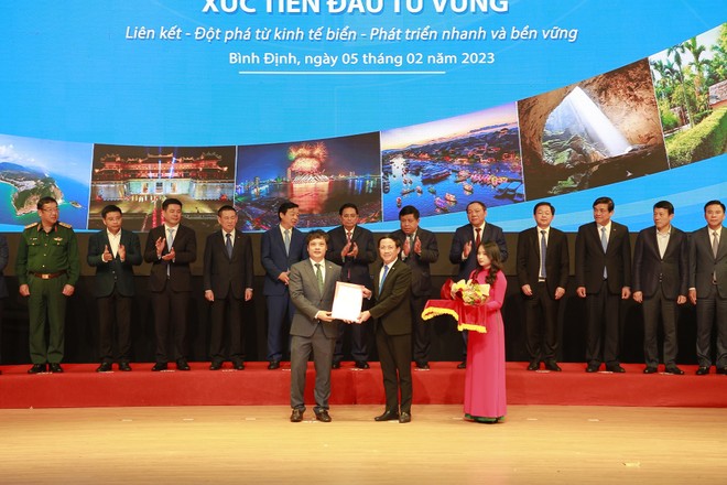 Ông Nguyễn Văn Khoa, Tổng giám đốc Kl994 game bài casino hấp dẫn FPT (hàng đầu, bên trái) nhận giấy phép từ Chủ tịch UBND tỉnh Bình Định, Phạm Anh Tuấn.