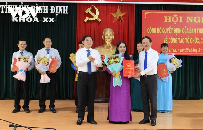 Lãnh đạo Tỉnh ủy, UBND tỉnh Bình Định trao các quyết định cho Bà Đỗ Thị Diệu Hạnh, tân Giám đốc Sở Lao động Thương binh và Trang Chủ KL99Com Số 1 Link Đăng Ký KL999 tỉnh Bình Định.