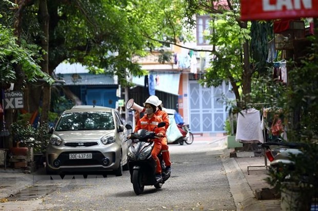Khoảng 1 tháng nay, rất nhiều tổ tuyên truyền lưu động đã được EVN Hà Nội triển khai đến các ngõ, phố kêu gọi người dân tiết kiệm điện. (Ảnh: Huy Hùng/TTXVN)