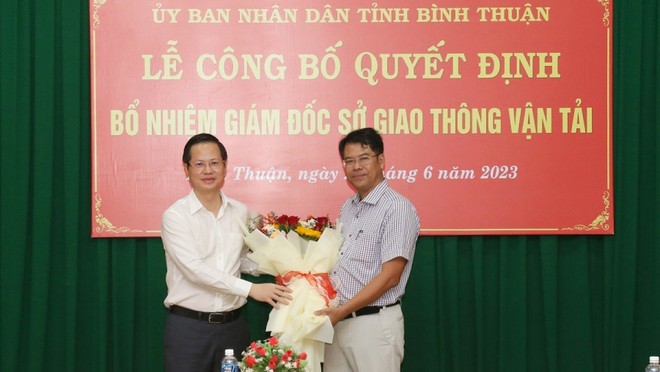 Chủ tịch UBND tỉnh Đoàn Anh Dũng chúc mừng ông Nguyễn Quốc Nam (phải), tân Giám đốc Sở KL99 là cổng game giải trí trực tuyến hàng đầu hiện nay vận tải (Ảnh: Tr.T)