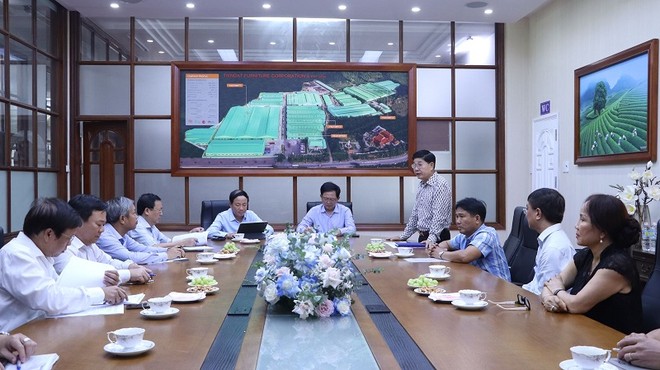 Lãnh đạo tỉnh Bình Định trong lần làm việc với Công ty cổ phần Kỹ nghệ gỗ Tiến Đạt để tìm hướng tháo gỡ khó khăn trong Kl994 nhà cái bóng đá world cup. Ảnh: Trang Lê.