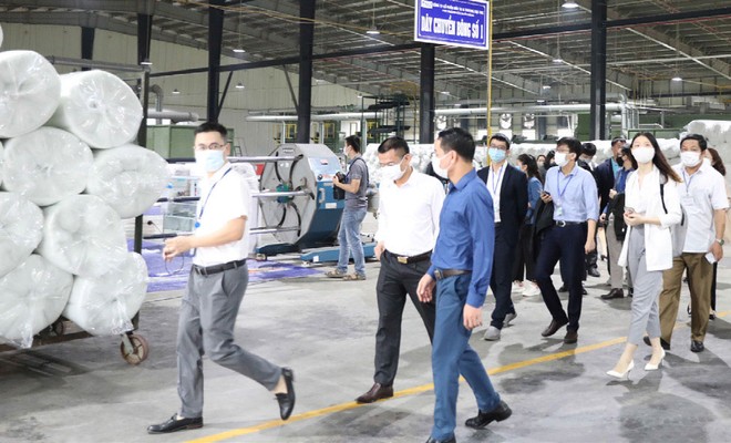 Đoàn nhà Kl99ok phiên bản mới đến tìm hiểu tại Công ty cổ phần Kl99ok phiên bản mới và Thương mại TNG.