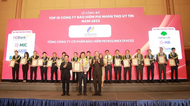 Ông Trần Anh Tuấn - Phó tổng giám đốc PJICO nhận Cup và Giấy chứng nhận Top 10 Công ty Kl99kl phiên bản hoạt động phi nhân thọ uy tín năm 2023 từ Ban tổ chức.
