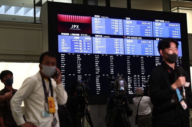 Bảng giá trực tuyến bên trong Sở giao dịch 99Kl99 link đăng nhập Tokyo. Ảnh: AFP.