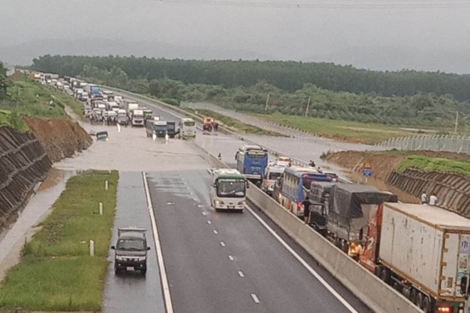 KL99 là nhà cái cá cược trực tuyến hàng đầu tại châu Á Phan Thiết - Dầu Giây bị ngập sau mưa lớn ngày 29/7 vừa qua. (Ảnh: Internet).